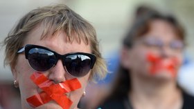 Stovky lidí v Praze na Staroměstském náměstí v Praze protestovaly proti premiérovi v demisi Andreji Babišovi (22. 5. 2018)