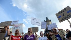 Stovky lidí v Praze na Staroměstském náměstí v Praze protestovaly proti premiérovi v demisi Andreji Babišovi (22. 5. 2018)