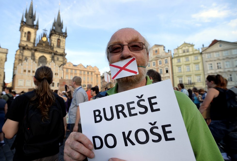 Stovky lidí v Praze na Staroměstském náměstí v Praze protestovaly proti premiérovi v demisi Andreji Babišovi (22. 5. 2018)