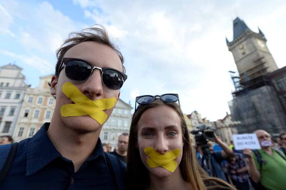 Stovky lidí v Praze na Staroměstském náměstí v Praze protestovaly proti premiérovi v demisi Andreji Babišovi (22. 5. 2018)