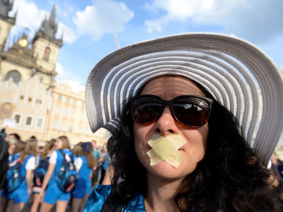 Stovky lidí v Praze na Staroměstském náměstí v Praze protestovaly proti premiérovi v demisi Andreji Babišovi (22. 5. 2018)