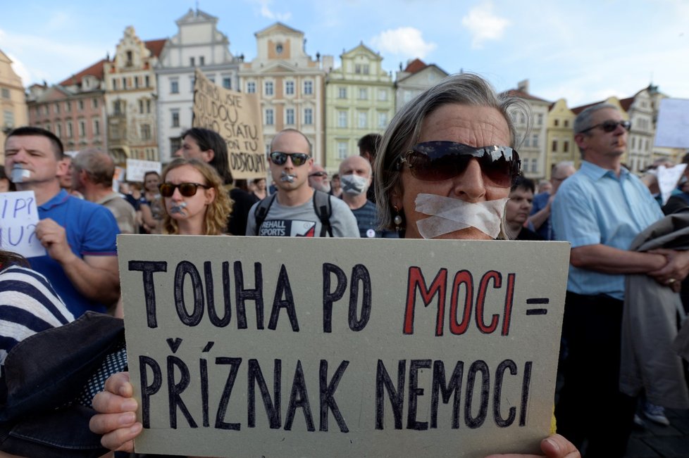 Stovky lidí v Praze na Staroměstském náměstí v Praze protestovaly proti premiérovi v demisi Andreji Babišovi (22. 5. 2018)