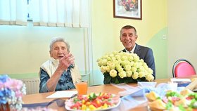 Předseda vlády Andrej Babiš (ANO) se svou dlouholetou sousedkou, paní Růženou (100) z Průhonic.