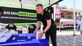 Premiér Andrej Babiš (ANO) a jeho kampaň v Průhonicích, které se postavily do cesty kříže na dlažbě (7. 8. 2021)