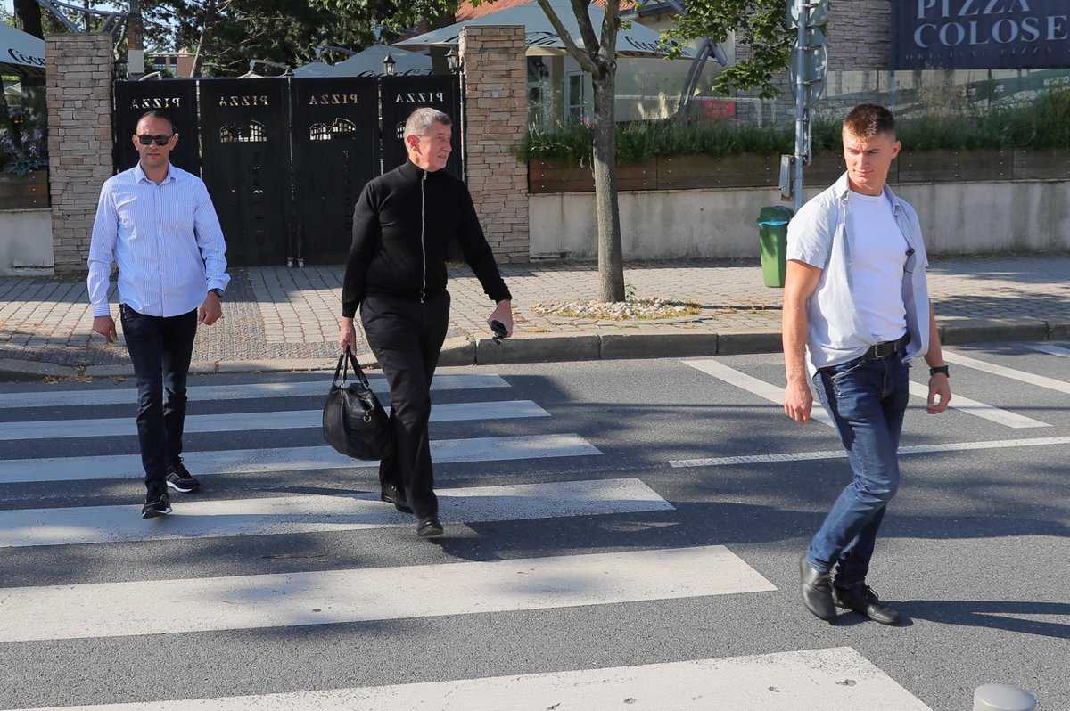 Premiér Andrej Babiš (ANO) a jeho kampaň v Průhonicích, které se postavily do cesty kříže na dlažbě (7. 8. 2021)