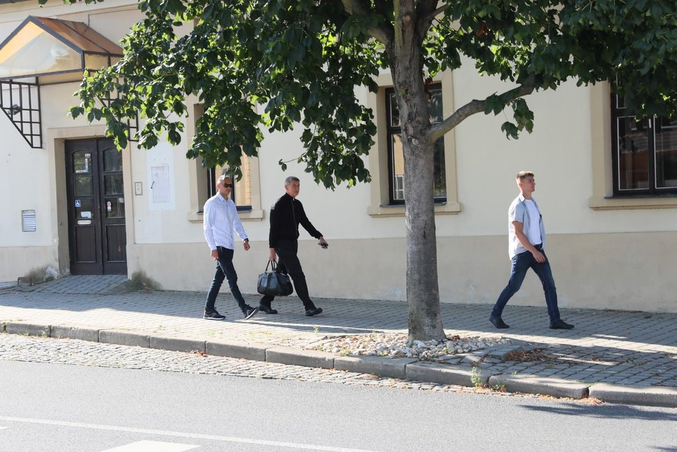 Premiér Andrej Babiš (ANO) a jeho kampaň v Průhonicích, které se postavily do cesty kříže na dlažbě (7. 8. 2021)