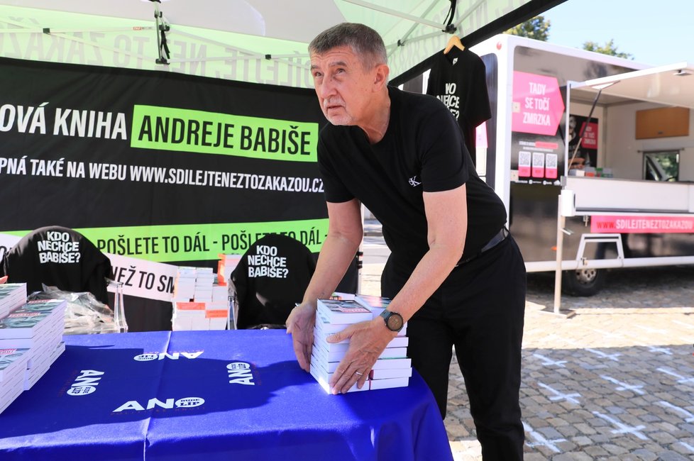 Premiér Andrej Babiš (ANO) a jeho kampaň v Průhonicích, které se postavily do cesty kříže na dlažbě (7. 8. 2021)