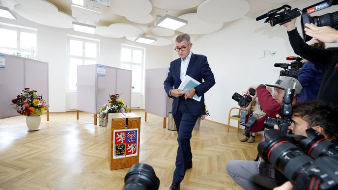 Expremiér Andrej Babiš (ANO) odvolil v Průhonicích. Tentokrát bez Moniky