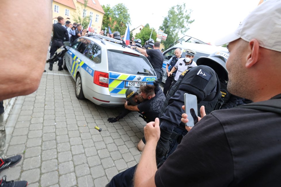 Premiér Babiš dostal na mítinku vajíčkem. V Průhonicích zasahovala policie.