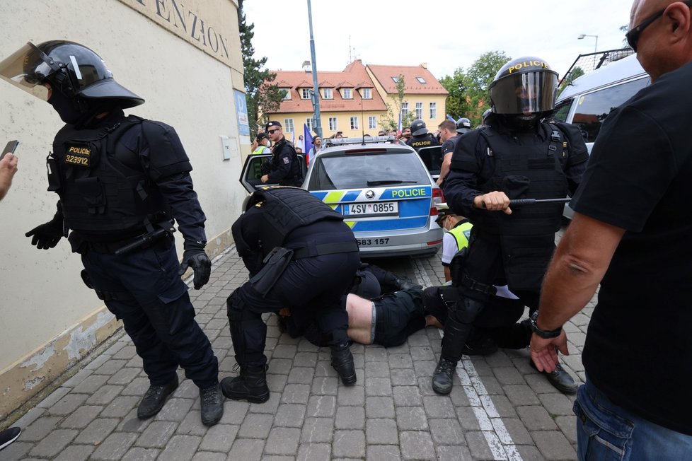 Premiér Babiš dostal na mítinku vajíčkem. V Průhonicích zasahovala policie.