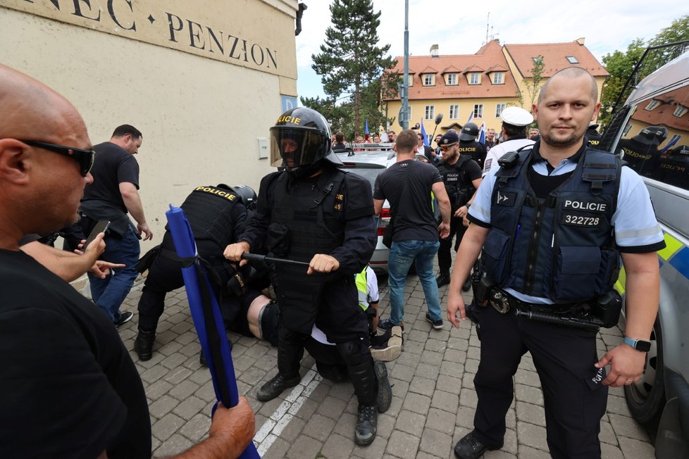 Premiér Babiš dostal na mítinku vajíčkem. V Průhonicích zasahovala policie.