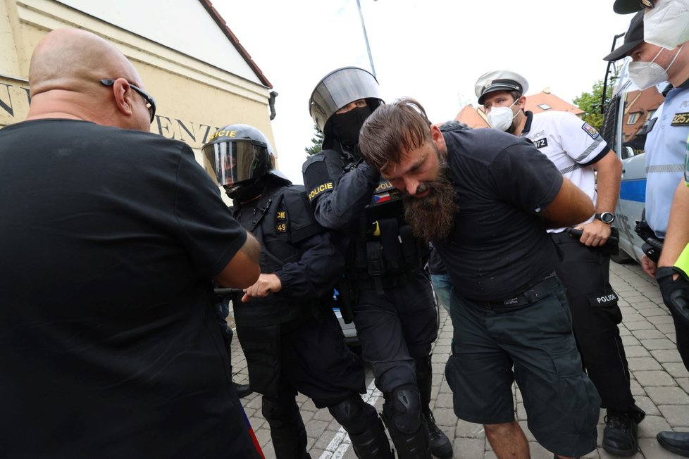 Premiér Babiš dostal na mítinku vajíčkem. V Průhonicích zasahovala policie.