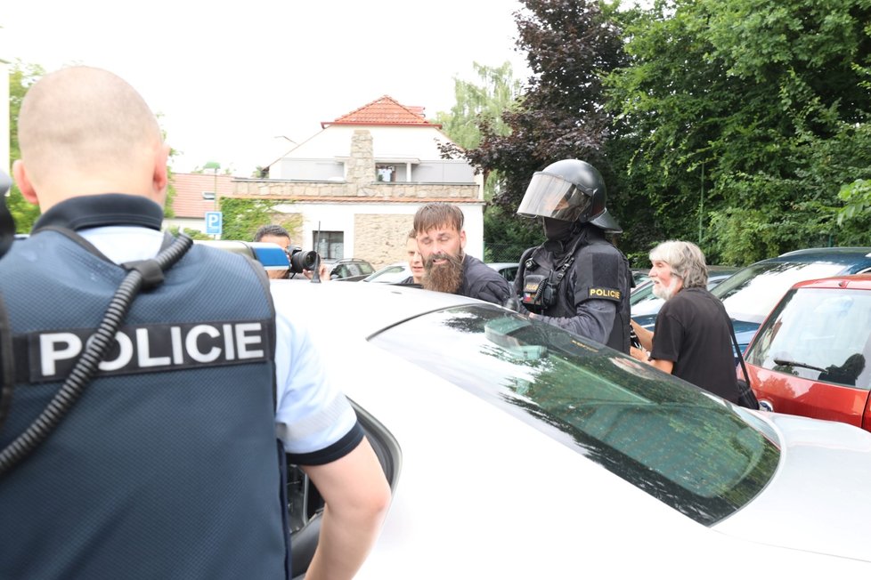 Premiér Babiš dostal na mítinku vajíčkem. V Průhonicích zasahovala policie.