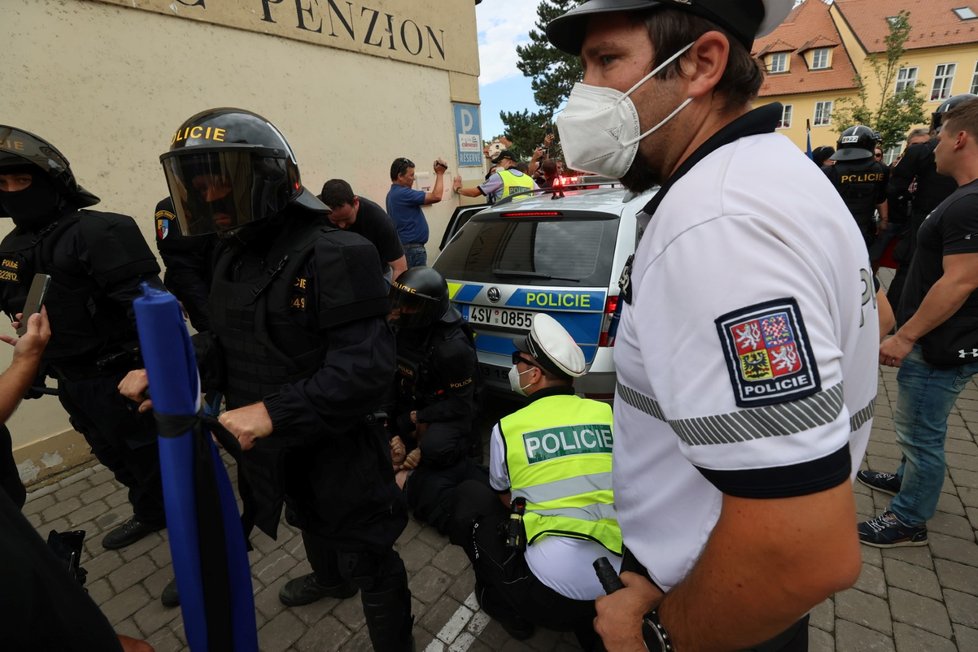 Premiér Babiš dostal na mítinku vajíčkem. V Průhonicích zasahovala police