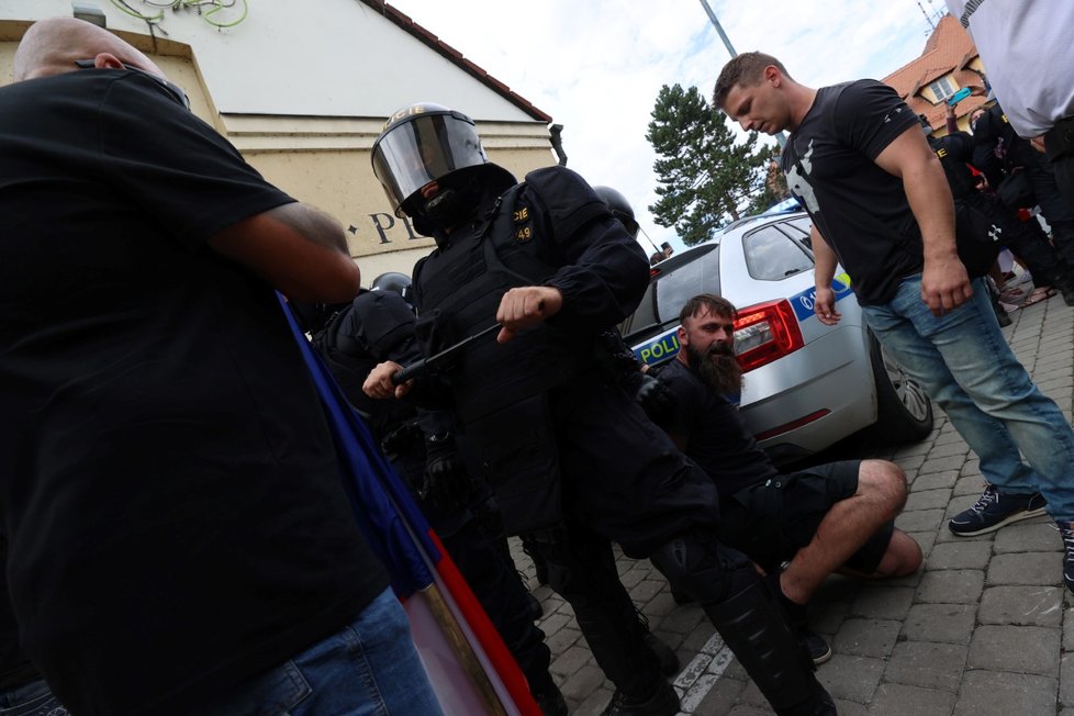 Premiér Babiš dostal na mítinku vajíčkem. V Průhonicích zasahovala policie.