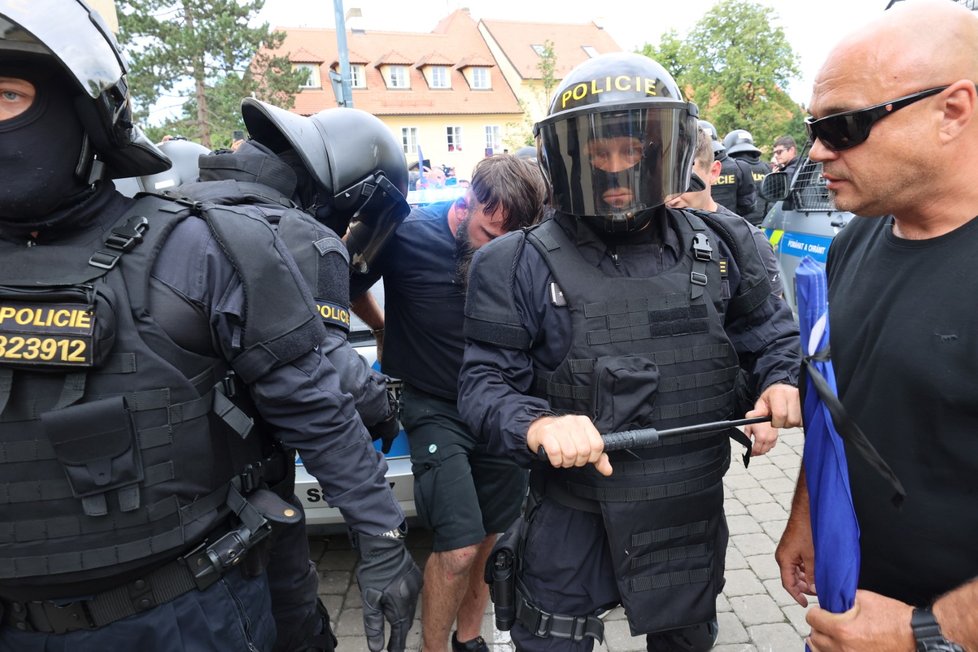 Premiér Babiš dostal na mítinku vajíčkem. V Průhonicích zasahovala policie.
