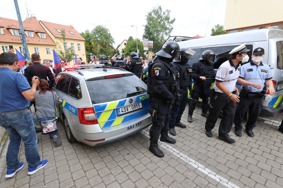 Premiér Babiš dostal na mítinku vajíčkem. V Průhonicích zasahovala policie.