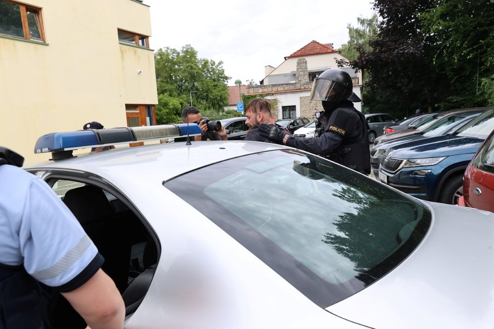 Premiér Babiš dostal na mítinku vajíčkem. V Průhonicích zasahovala police