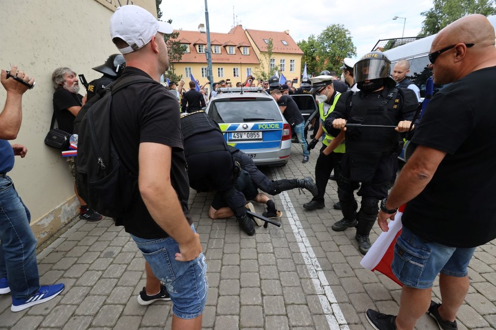 Premiér Babiš dostal na mítinku vajíčkem. V Průhonicích zasahovala policie.