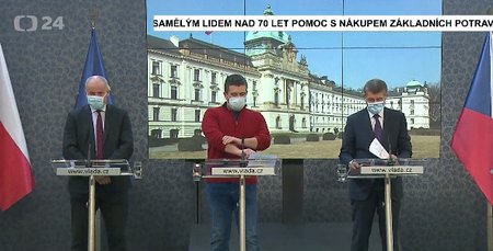 (Zleva) Roušku si vzali na jednání vlády také náměstek ministra zdravotnictví Roman Prymula, ministr vnitra Jan Hamáček (ČSSD) a premiér Andrej Babiš (ANO) (17.3.2020).