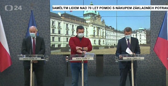 (zleva) Roušku si vzali na jednání vlády také náměstek ministra zdravotnictví Roman Prymula, ministr vnitra Jan Hamáček (ČSSD) a premiér Andrej Babiš (ANO) (17.3.2020).