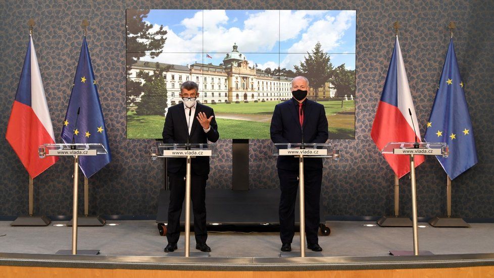 Premiér Andrej Babiš (ANO) a ministr zdravotnictví Roman Prymula (za ANO) na tiskové konferenci ohledně nových opatření (9. 10. 2020)