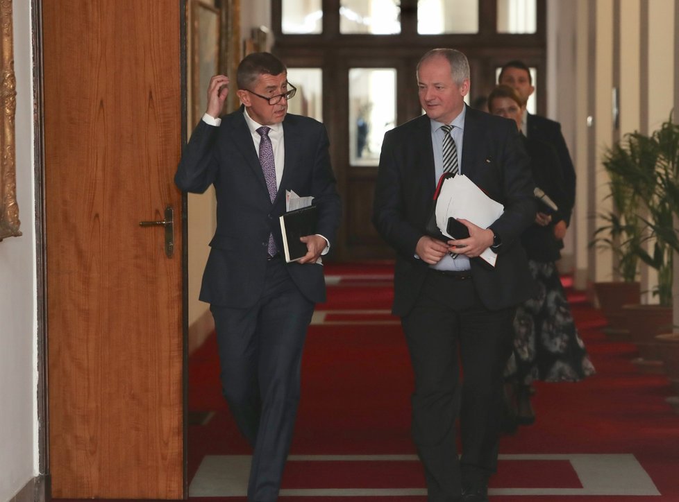 Premiér Andrej Babiš (ANO) a náměstek ministra zdravotnictví Roman Prymula vyzvali před jednáním s hejtmany občany, aby po návratu z Itálie zůstali v domácí karanténě (6. 3. 2020).