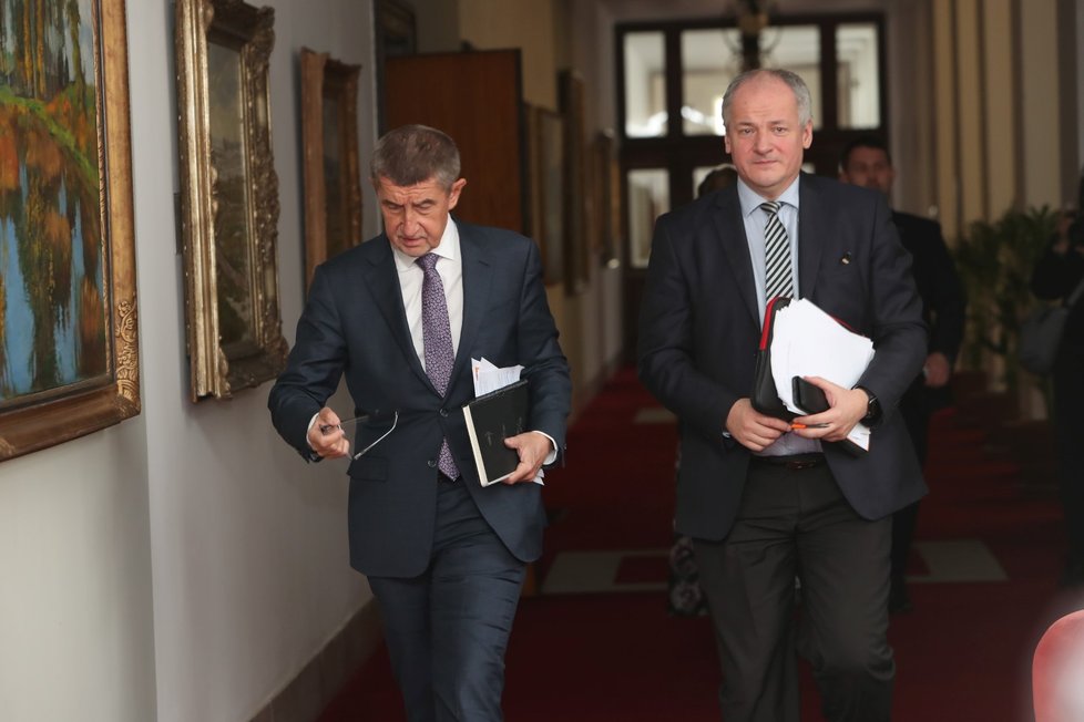 Premiér Andrej Babiš (ANO) a náměstek ministra zdravotnictví Roman Prymula vyzvali před jednáním s hejtmany občany, aby po návratu z Itálie zůstali v domácí karanténě (6. 3. 2020).