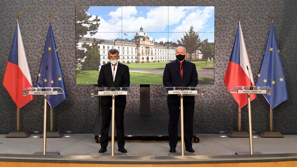 Premiér Andrej Babiš (ANO) a ministr zdravotnictví Roman Prymula (za ANO) na tiskové konferenci ohledně nových opatřeních (9. 10. 2020)