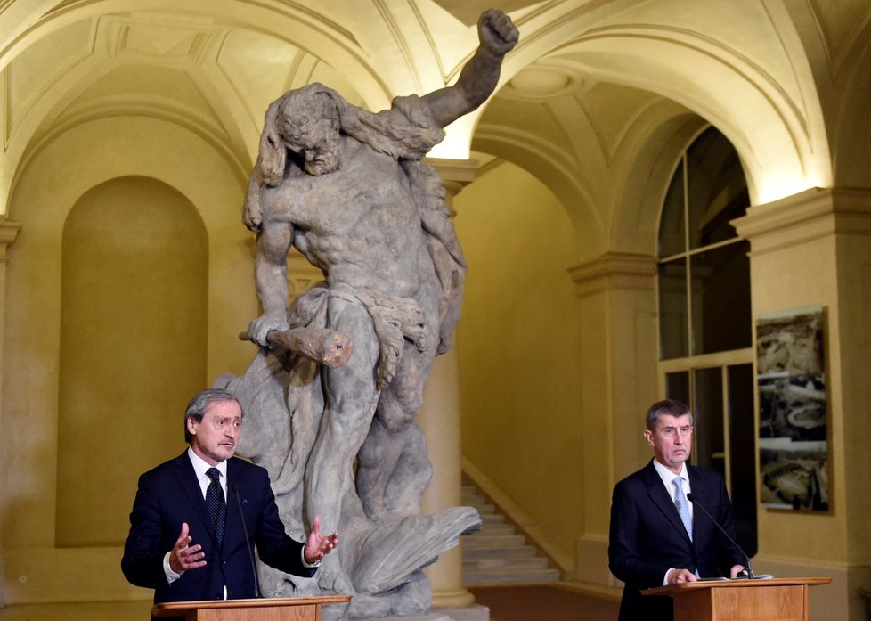 Premiér Andrej Babiš postupně uváděl ministry do jejich rezortů.