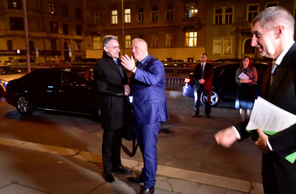 Premiér Andrej Babiš postupně uváděl ministry do jejich rezortů.