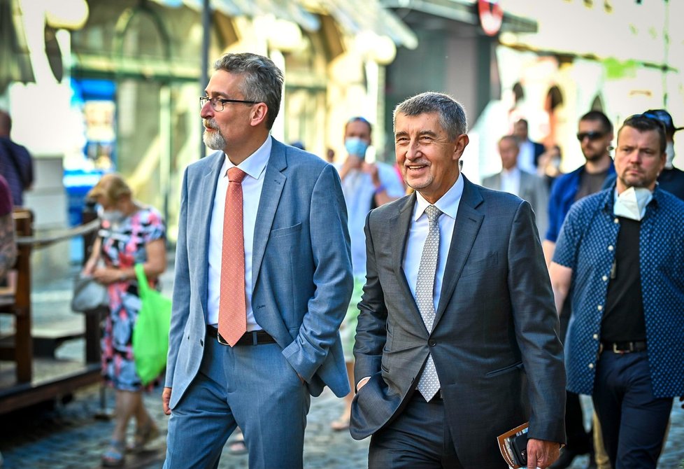 Premiér Andrej Babiš sundal při návštěvě Olomouce po dlouhé době na veřejnosti respirátor (10. 6. 2021).