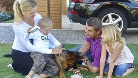 Rodina Andreje Babiše se psem Maxem. Zleva partnerka Monika, syn Fred, Max, Andrej a dcera Vivien