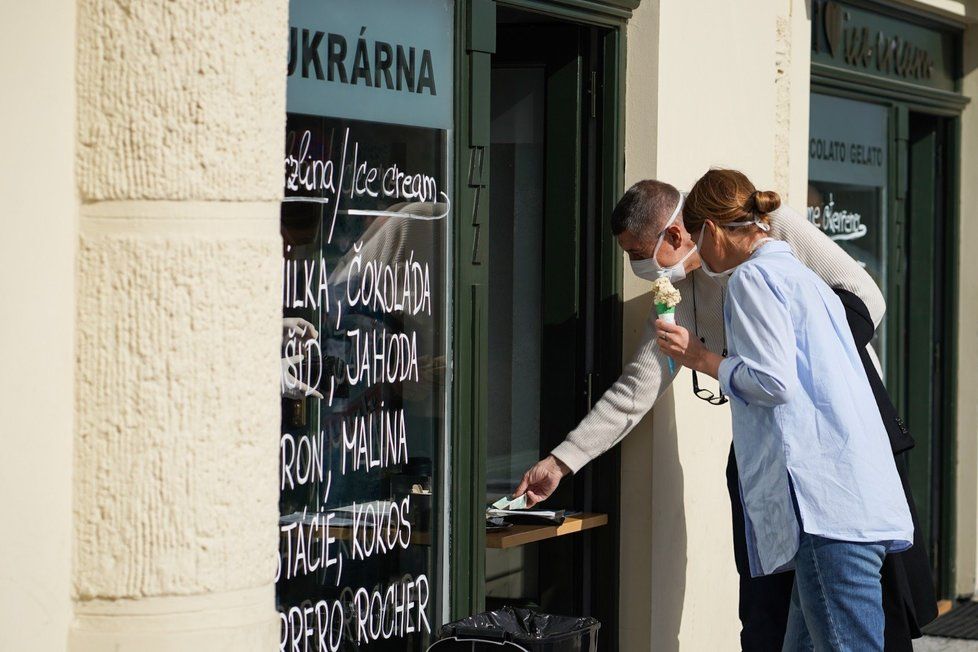 Premiér Andrej Babiš (ANO) si vyrazil s kolegy na jarní procházku.