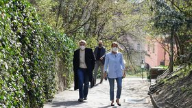 Premiér Andrej Babiš (ANO) si vyrazil s kolegy na jarní procházku