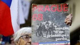 "Prague 68". Jeden z pamětníků si přinesl k rozhlasu také dobovou obálku, která zachycuje 50 let staré události v Praze (21. 8. 2018)