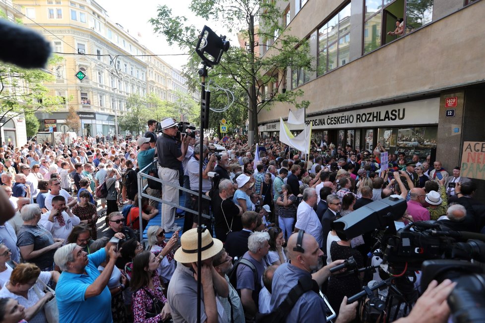 Před budovou Českého rozhlasu - symbolu okupace - se sešly stovky lidí