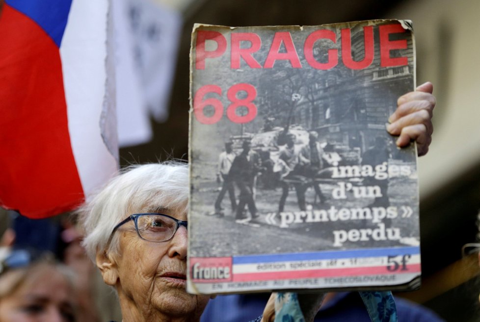 &#34;Prague 68&#34;. Jeden z pamětníků si přinesl k rozhlasu také dobovou obálku, která zachycuje 50 let staré události v Praze (21. 8. 2018)