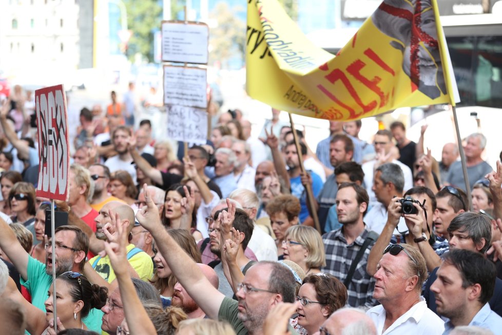 Pietní akt věnovaný okupaci Československa v roce 1968 se 21. 8. 2018 změnil spíš v demonstraci proti Andreji Babišovi