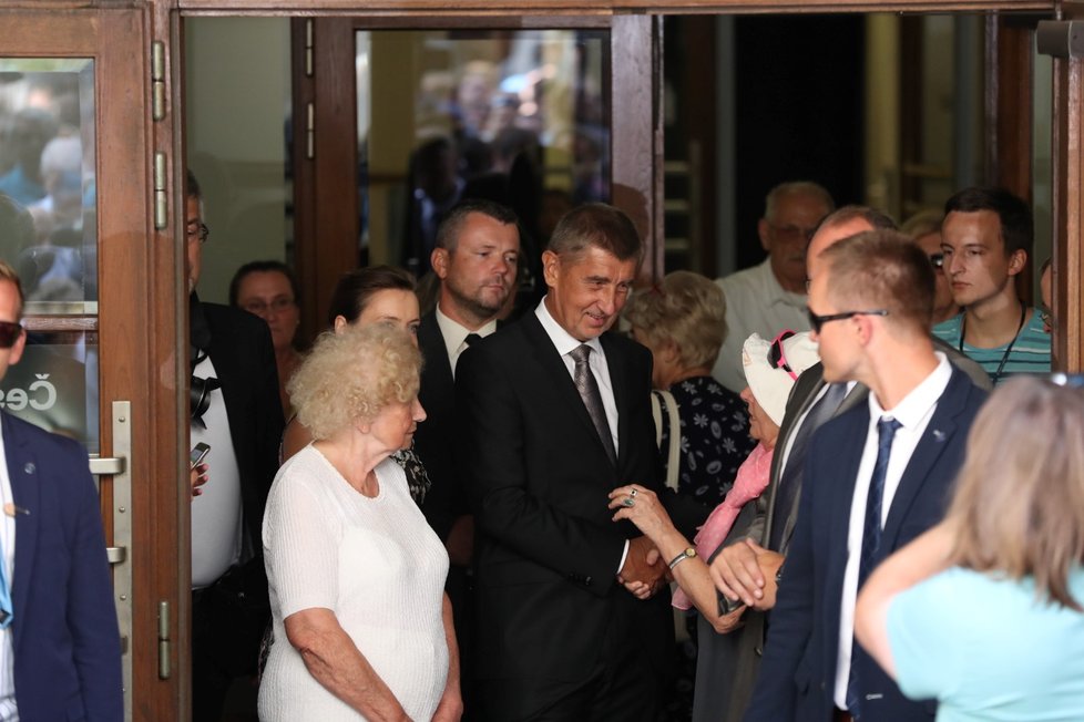Premiér Andrej Babiš byl 21. srpna 2018 před budovou Českého rozhlasu při pietní akci vypískán demonstranty