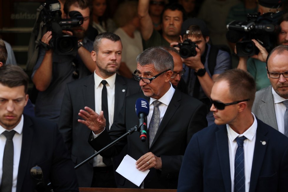 Premiér Andrej Babiš byl 21. srpna 2018 před budovou Českého rozhlasu při pietní akci vypískán demonstranty