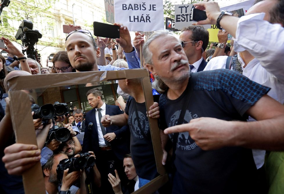 Jeden z demonstrantů nastavil Andreji Babišovi při jeho projevu přinesené zrcadlo