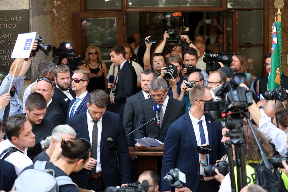 Babiš mluvil ve svém projevu, který demonstranti před budovou rozhlasu neslyšeli, o svobodě a demokracii