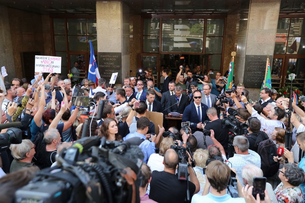 Přes pískot nebylo Babiše slyšet. Jeden z demonstrantů mu nastavil při projevu přinesené zrcadlo.