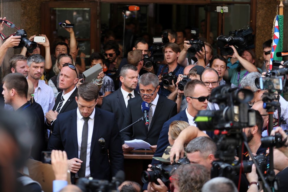 Premiér Andrej Babiš byl 21. srpna 2018 před budovou Českého rozhlasu při pietní akci vypískán demonstranty