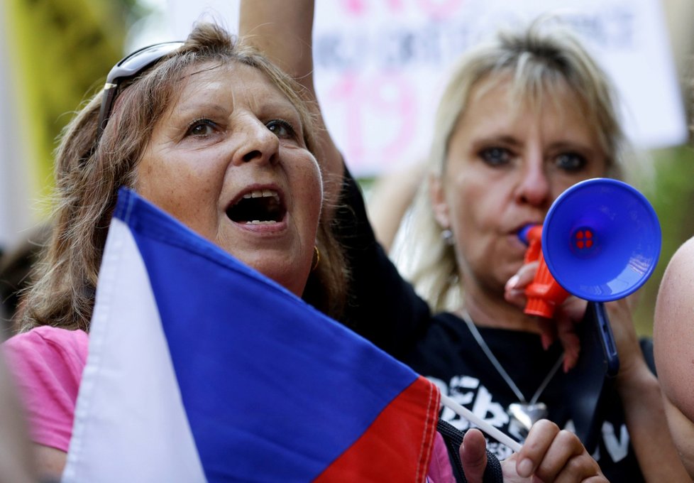 Premiér Andrej Babiš byl 21. srpna 2018 před budovou Českého rozhlasu při pietní akci vypískán demonstranty