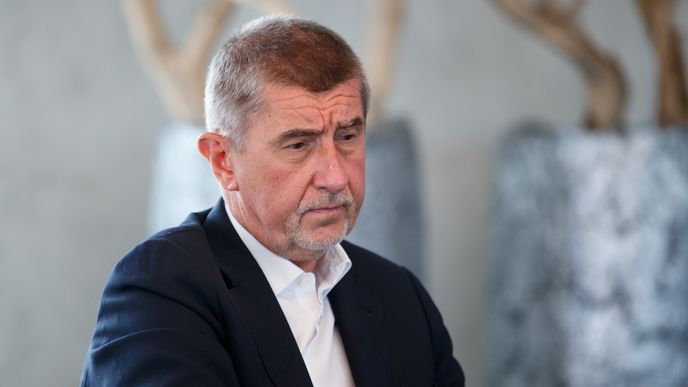 Premiér v demisi Andrej Babiš (ANO) řešil s redaktorkou Blesku Verou Renovicou vládní vyjednávání (15.4.2018)