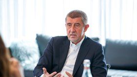 Premiér v demisi Andrej Babiš (ANO) řešil s redaktorkou Blesku Verou Renovicou vládní vyjednávání (15.4.2018)