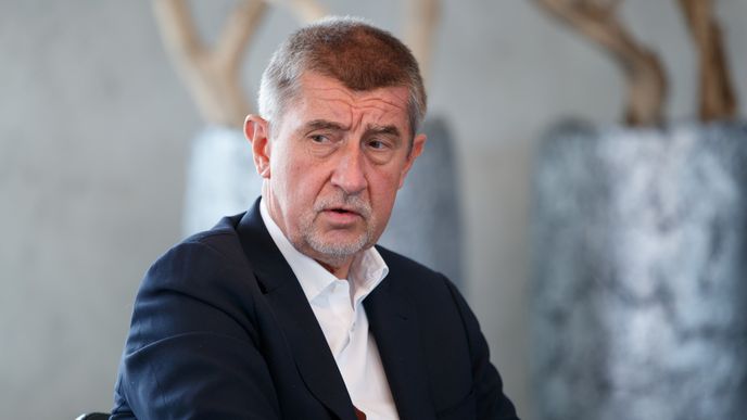 Premiér v demisi Andrej Babiš (ANO) řešil s redaktorkou Blesku Verou Renovicou vládní vyjednávání (15.4.2018)