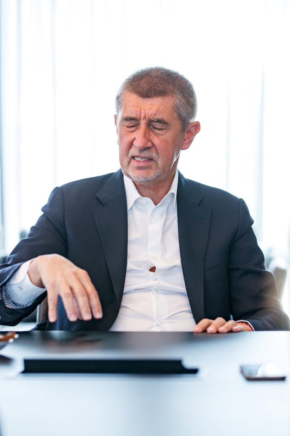 Premiér v demisi Andrej Babiš (ANO) řešil s redaktorkou Blesku Verou Renovicou vládní vyjednávání (15.4.2018)